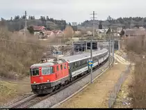Bei Wanzwil zweigt die Ausbaustrecke nach Solothurn von der NBS Olten - Bern ab. Die eingleisige Strecke verläuft zu einem grossen Teil auf dem Trasse der 1992 stillgelegten Bahnstrecke Herzogenbuchsee - Solothurn. Die Einmündung in die NBS erfolgt kreuzungsfrei, wobei der Tunnel Wolfacher Süd der ABS (Richtungsgleis nach Solothurn) den doppelspurigen Önzbergtunnel der NBS direkt nach der Mündung mit nur 2.5 Metern Höhenunterschied überquert. Die ABS wird heute fast ausschliesslich von ICN der Linie IC 5 Zürich - Genève Aéroport im Stundentakt befahren.<br>
Abwechslung zwischen den ICN gab es am 10. Februar 2019 durch einen Fanextrazug von Luzern nach Neuchâtel, bespannt von der Re 4/4 II 11191, hier kurz vor der Einfahrt in den Tunnel Wolfacher Süd. Im Hintergrund ist NBS sowie die Önzbrücke der stillgelegten  Buchsibahn  zu erkennen.