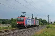 Als Lokzug fuhr am Nachmittag des 22.07.2017 die Re 482 025-4 zusammen mit Re 482 022-1  Alpäzähmer  südlich von Buggingen in Richtung Norden.