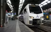 Ein Holländischer Regionalzug aus Aachen-Hbf(D) nach Maastricht(NL) steht im Aachener-Hbf bereit zur Abfahrt nach Maastricht(NL).
Aufgenommen vom Bahnsteig 7 vom Aachen-Hbf.
Am Nachmittag vom 9.2.2019.