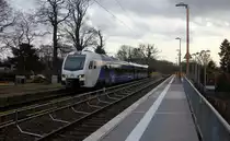 Ein Holländischer Regionalzug aus Aachen-Hbf(D) nach Maastricht(NL) und kommt aus Richtung Aachen-West,Laurensberg,Richterich und fährt durch Kohlscheid in Richtung Herzogenrath. Aufgenommen von Bahnsteig 2 in Kohlscheid. 
Bei Sonne und Regenwolken am Nachmittag vom 9.2.2019.