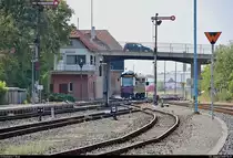 Formsignale, Stellwerk und abgestellter 187 018-7 (aufgrund von Hitzeflimmern etwas unschärfer) im Bahnhof Nordhausen Nord der Harzer Schmalspurbahnen GmbH (HSB).
Das im Vordergrund befindliche Gleis wird hoffentlich nicht mehr benutzt...
Aufgenommen von der Oskar-Cohn-Straße. Koordinaten: 51°29'39.6 N 10°47'14.0 E
[3.8.2018 | 15:47 Uhr]