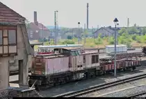 Vor 187 011-2  Fischstäbchen  steht 199 877-2 (DR V 100) der Harzer Schmalspurbahnen GmbH (HSB) mit zwei Güterwagen im Bahnhof Nordhausen Nord.
Sie wurde wegen ihres Fristablaufs am 1.2.1993 ausgemustert und hier abgestellt. Die Zeichen der Zeit sind deutlich erkennbar.
Aufgenommen im Gegenlicht von der Brücke Bruno-Kunze-Straße.
[3.8.2018 | 15:53 Uhr]