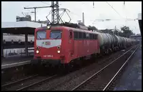 DB 140339 fährt hier am 28.10.2001 um 14.32 Uhr mit einem Kesselwagenzug in Richtung Hauptbahnhof durch Wuppertal Oberbarmen.