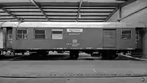 Ein ehemaliger Gepäckwagen in einer Halle des Bochumer Eisenbahnmuseums. (September 2018)