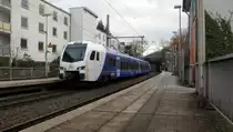 Ein Holländischer Regionalzug aus Aachen-Hbf(D) nach Maastricht(NL) und kommt aus Richtung Aachen-Hbf und fährt durch Aachen-Schanz in Richtung Aachen-West,Laurensberg,Richterich,Kohlscheid,Herzogenrath. 
Aufgenommen vom Bahnsteig von Aachen-Schanz. 
Am Kalten Morgen vom 12.2.2019.