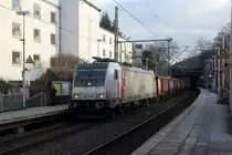 186 386-9 von Akiem/Lineas kommt aus Richtung Köln,Aachen-Hbf und fährt durch Aachen-Schanz mit einem Schrottzug aus Köln-Kalk(D) nach Genk-Goederen(B) und fährt in Richtung Aachen-West. 
Aufgenommen vom Bahnsteig von Aachen-Schanz.
Bei Sonnenschein am Nachmittag vom 12.2.2019.