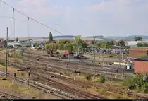 Blick auf die Anlagen des Bahnhofs Nordhausen Nord der Harzer Schmalspurbahnen GmbH (HSB) mit Drehscheibe und Kohlekränen.
Aufgenommen von der Brücke Bruno-Kunze-Straße.
[3.8.2018 | 15:56 Uhr]