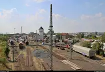 Blick auf zahlreiche abgestellte Lokomotiven und Güterwagen auf dem Gelände des ehemaligen Bahnbetriebswerks (Bw) Nordhausen.
Aufgenommen von der Brücke Bruno-Kunze-Straße.
[3.8.2018 | 15:58 Uhr]