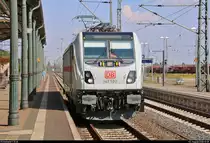 Gerade wieder am Bahnhof angekommen, fuhr etwas Besonderes vor das Objektiv:
147 552 DB als Tfzf, von Halle (Saale) kommend, legte im Bahnhof Nordhausen auf Gleis 1 überraschend einen kurzen Halt ein. Der Tf ging daraufhin in den Bahnhofskiosk.
Diese Gelegenheit nutzte ich für ein kleines Shooting - hatte ich eine Lok dieser Baureihe doch wenige Wochen zuvor in Konstanz verpasst.
[3.8.2018 | 16:09 Uhr]