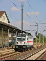 147 552 DB als Tfzf, von Halle (Saale) kommend, parkte kurz und überraschend im Bahnhof Nordhausen auf Gleis 1 direkt vor dem Bahnhofskiosk.
Diese Gelegenheit nutzte ich für ein kleines Shooting - hatte ich eine Lok dieser Baureihe doch wenige Wochen zuvor in Konstanz verpasst.
[3.8.2018 | 16:12 Uhr]