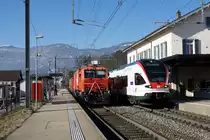 Seltene Zugskreuzung in Solothurn-West vom 14. Februar 2019 zwischen einem Regionalzug Biel-Solothurn mit RABe 523 Flirt und dem Lösch- und Rettungszug (LRZ)  OLTEN  XTmas 99 85 9177 008-1.
Foto: Walter Ruetsch 