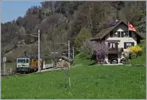 Die MOB GDe 4/4 6003 fährt mit einem GoldenPass Panoramic bei der Haltestelle von Sonzier durch.

3. April 2017