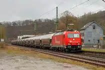 
Die 185 582-4 (91 80 6185 582-4 D-RHC) der RheinCargo GmbH & Co. KG, ex 2051 (91 80 6185 582-4 D-HGK) der HGK - Häfen und Güterverkehr Köln AG fährt am 10.02.2019 mit einem Braunkohlestaubzug (Silowagen der Gattung Uacns) durch den Bahnhof Brachbach (Mudersbach/Sieg) in Richtung Siegen. 

Die RheinCargo ist ein 2012 gegründetes Gemeinschaftsunternehmen der Häfen und Güterverkehr Köln AG und der Neuss-Düsseldorfer Häfen GmbH & Co. KG (NDH), die jeweils zu jeweils 50 % Eigentümer sind. 
