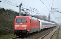 DB Fernverkehr AG mit Tandem IC (ohne Fahrgäste), vorneweg  101 058-6   [NVR-Number: 91 80 6101 058-6 D-DB] und hinten dran   101 014-9  [NVR-Number: 91 80 6101 014-9 D-DB] Richtung Berlin Lichtenberg am 13.02.19 Durchfahrt Bf. Berlin-Hohenschönhausen.