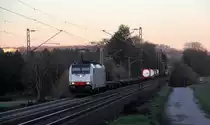 186 447-9 von Lineas/Railpool kommt aus Richtung Aachen-West und fährt die Gemmenicher-Rampe hoch mit einem gemischten Güterzug aus Bratislava-východ(SVK) nach Antwerpen-D.S.(B) und fährt in Richtung Gemmenicher-Tunnel,Botzelaer(B),Gemmenich(B),Nouvelaer(B),Moresnet(B),Moresnet-Chapelle(B),Montzen(B). Aufgenommen an der Montzenroute am Gemmenicher-Weg.
In der Abendstimmung am Abend vom 14.2.2019.