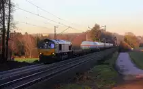 Die Class 66 266 035-5 von Railtraxx kommt mit viel Dieselpower die Gemmenicher-Rampe hochgefahren aus Richtung Aachen-West mit einem schweren gemischten Güterzug aus Linz Voestalpine(A) nach Antwerpen Waaslandhaven(B) und am Ende fährt 185 615-2 von Crossrail  als Schubhilfe bis zum Gemmenicher-Tunnel. 
Aufgenommen an der Montzenroute am Gemmenicher-Weg. 
In der Abendstimmung am Abend vom 14.2.2019.