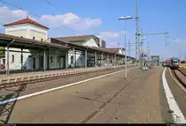 Blick auf die Bahnsteige des Bahnhofs Nordhausen mit Empfangsgebäude und (am rechten Rand) 642 031 (Siemens Desiro Classic) der Nordthüringenbahn (DB Regio Südost) als RE 16563 (RE55) nach Erfurt Hbf auf Gleis 3.
[3.8.2018 | 16:34 Uhr]