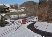 Der TPF Regionalzug S 50 14828 von Palézieux nach Bulle bei Remaufens; der Zug besteht aus zwei den Stadler SURF Triebwagen ABe 2/4 101 und Be 2/4 101, wobei der führende ABe 2/4 101 scheinbar als Steuerwagen genutzt wird, hat doch nur der schiebende Be 2/4 101 seinen Stromabnehmer an der Fahrleitung.
15. Feb. 2019