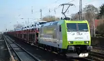 ITL - Eisenbahngesellschaft mbH mit der Captrain  185 548-6   [NVR-Number: 91 80 6185 548-5 D-ITL] und einem PKW-Transportzug mit in Polen produzierten VW Nutzfahrzeugen am 14.02.19 Berlin Hirschgarten.