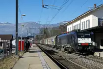  „Novelis-Zug“ 68740 Sierre-Göttingen bespannt mit der ES 64 F4 - 113, 189-113 anlässlich der Bahnhofsdurchfahrt Solothurn-West vom 14. Februar 2019. In letzter Zeit sind die beiden extra für die Führung dieses Zuges hergerichteten Loks (ES 64 F4-090 und 094) praktisch nie mehr am Zug. Gesichtet wurde meist eine Re 620.
Foto: Walter Ruetsch