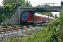 Da passt keine Oberleitung mehr dazwischen, weshalb die Br�cke in Biberach (Ri�) im Zuge der Elektrifizierung der S�dbahn abgerissen und durch eine Neue ersetzt werden muss. Von Lindau kommend f�hrt am 11.09.2018 RE 27666 nur bis Laupheim-West, da der nachfolgende Streckenabschnitt bis Ulm auf Grund von Oberleitungsbauarbeiten gesperrt ist.