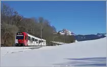 Der TPF SURF Be 2/4 105  L'armayi  gefolgt von einem Zwischenwagen und dem ABe 2/4 105 verkehrt als S 50 14825 von Montbovon nach Palézieux, hat nach dem Richtungswechsel vor wenigen Minuten Châtel-St-Denis verlassen und fährt nun bei Kilometer 5.8 seinem Ziel entgegen.

16. Feb. 2019