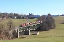 294 722 mit dem nur an Samstagen verkehrenden Schotterzug ER 54269 Krummenerl - Hagen-Vorhalle auf der Scherler Brücke bei Meinerzhagen, 16.02.2019