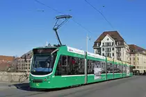 Be 6/8 Combino 315, auf der Linie 8, überquert die Mittlere Rheinbrücke. Die Aufnahme stammt vom 13.02.2019.