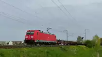 185 257 zieht einen Güterzug auf der Rhein-Main Bahn zwischen Weiterstadt und Klein-Gerau gen Westen. Aufgenommen am 22.4.2016 15:01
