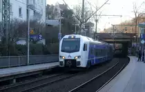 Ein Holländischer Regionalzug aus Aachen-Hbf(D) nach Maastricht(NL) und kommt aus Richtung Aachen-Hbf und fährt durch Aachen-Schanz in Richtung Aachen-West,Laurensberg,Richterich,Kohlscheid,Herzogenrath. 
Aufgenommen vom Bahnsteig von Aachen-Schanz. 
Am Kalten Morgen vom 15.2.2019.