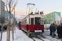 Innsbruck: Eröffnungsfest der Straßenbahnlinien 2 und 5, Sonderfahrt der Tiroler Museumsbahnen mit historischem Triebwagen 4 an der Endhaltestelle Josef-Kerschbaumer-Straße im Stadtteil Olympisches Dorf. Aufgenommen 25.1.2019. 