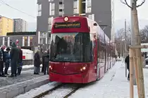 Innsbruck: Eröffnungsfest der Straßenbahnlinien 2 und 5, es wurden Publikumsfahrten zur Innenstadt und wieder zurück angeboten. Der reguläre Betrieb startete anderntags. Hier Tw. 312 an der Endhaltestelle Josef-Kerschbaumer-Straße im Stadtteil Olympisches Dorf. Aufgenommen 25.1.2019.