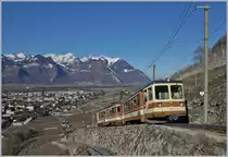 Der A-L BDeh 4/4 302 schiebt seine Bt 351 oberhalb von Aigle Richtung Leysin. 
Recht unten im Bild ist die Station Dépot A-L zu erkennen, wo die 230 Promille Rampe ihren Anfang nimmt.

17. Feb. 2019