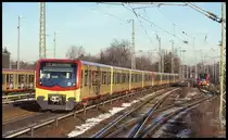 S Bahn Zug 481201 der S 7 wartet hier in Berlin Wannsee am 15.1.2002 auf seinen nächsten Einsatz.