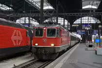 EINST UND JETZT - ALT UND NEU
IR 37 Basel SBB - Zürich HB

EINST:
 
Mit der robusten SLM BBC MFO SAAS Re 4/4 II 11135, mit Baujahr 1967
in Basel auf die Abfahrt wartend am 1. Februar 2019.
Foto: Walter Ruetsch