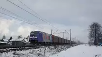 BR285 122 mit einem Schibeplanenwagenzug in Tychy(Tichau) am 04.02.2015.