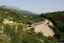 6111 107 (94 62 6111 107-6 ME-ZpCG) als PT7112 bei Niksic am 07.06.2018 . Der weite Blick in das Zetatal ist genial!