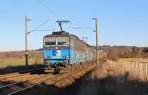 363 528-1 und 230 075-4 zu sehen am 14.02.19 mit einem Kohlezug in Chotikov.