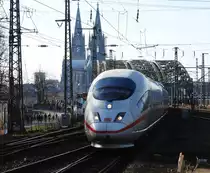 ICE 3 MIT KÖLNER DOM UND HOHENZOLLERNBRÜCKE
Vom Bahnsteig KÖLN-MESSE/DEUTZ hat man einen wunderbaren Überblick über die über die
HOHENZOLLERNBRÜCKE ein-und ausfahrenden Züge im HBF KÖLN-
hier verlässt ICE 3,seit 1997 mit zulässiger Höchstgeschwindigkeit von 300km/h von
SIEMENS-BOMBARDIER hergestellt,am 17.2.2019 Köln in Fahrtrichtung Süden...
