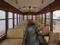 Blick in den Innenraum von Wagen No.315  Fumista  oder auf deutsch  Raucher , weil im Innern bei geöffneten Fenstern geraucht werden durfte. (Museu do Carro Eléctrico Porto, Januar 2017)