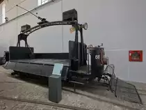 Straßenbahnwagen No.66 wurde 1915 mit offener Plattform gebaut. Er diente hauptsächlich für den Transport von Kohle, Gütern und Straßenbaumaterial. An Regentagen musste der Fahrer einen großen Umhang, einen Hut mit breiter Krempe, Gummistiefel und isolierte Handschuhe tragen, damit er vor Wasser und eventuellen Stromschlägen geschützt war. (Museu do Carro Eléctrico Porto, Januar 2017)