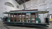 Hier haben wir einen Nachbau des offenen Straßenbahnwagens No. 100. Das Original wurde bei einem Feuer im Depot Boavista Ende Februar 1928 zerstört. Ursprünglich ab 1910 von Mauleseln gezogen, wurde später ein Dampfmaschine eingebaut bis am Ende ein elektrischer Antrieb Anwendug fand. (Museu do Carro Eléctrico Porto, Januar 2017)