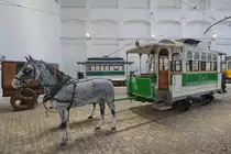 Der von Pferden gezogene Straßenbahnwagen No.8  O Americano . Dieser Typ war seit 1832 in den Großstädten der USA unterwegs und wurde vermutlich ab 1870 für die Straßenbahn in Porto beschafft. (Museu do Carro Eléctrico Porto, Januar 2017)