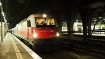 Ein wenig in Reih und Glied stehen alle  Stewards  (Zugbegleiter) am EN441 von Berlin nach Moskau.
Die Talgo-Garnitur (Typ VI) der Marke  STRIZH“ wird hier gezogen von der PKP-IC Lok 5  370 001.
Im Hintergrund steht der EC42 aus Warschau.

Berlin, der 16.02.2019