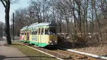 Ein DUEWAG GT6 (Wagen 47) der Schöneicher-Rüdersdorfer Straßenbahn (SRS) verlässt den Startbahnhof Friedrichshagen an einem sonnig-milden Februar-Sonntag gen Rüdersdorf.
Im Hintergrund der allsonntägliche Flohmarkt.

Berlin Friedrichshagen, der 17.02.2019.