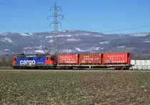 Übermotorisierter KEBAG-Zug mit Re 421 390-6 bei Deitingen am 18. Februar 2019.
Foto: Walter Ruetsch