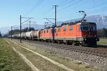 Schwerer Kesselwagenzug mit DT 430 bei Deitingen am 18. Februar 2019.
An der Spitze des Zuges wurde die Re 430 363-2 eingereiht.
Foto: Walter Ruetsh
