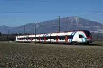 Vor der Kulisse der ersten Jurakette anstatt am Lac Léman unterwegs am 19. Februar 2019. 
LÉMAN EXPRESS FLIRT RABe 522 mit Bt 522 227 bei Deitingen.
Foto: Walter Ruetsch 
