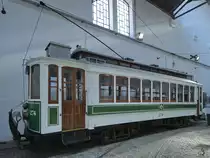 No. 274 wurde 1928 in den Werkstätten von Companhia Carris de Ferro do Porto gebaut. Es handelt sich um eine Kopie des ersten Straßenbahnwagens mit Drehgestellen der US-amerikanischen J. G. Brill Company, welche 1904 gekauft wurden. (Museu do Carro Eléctrico Porto, Januar 2017)