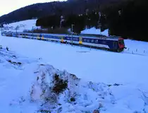 Die französische Strecke Les Verrières - Pontarlier: Abstieg im Jura in der französischen Franche-Comté. SBB-Triebwagen 562 001 mit Steuerwagen und 3 alten Einheitswagen I. 16.Februar 2019 